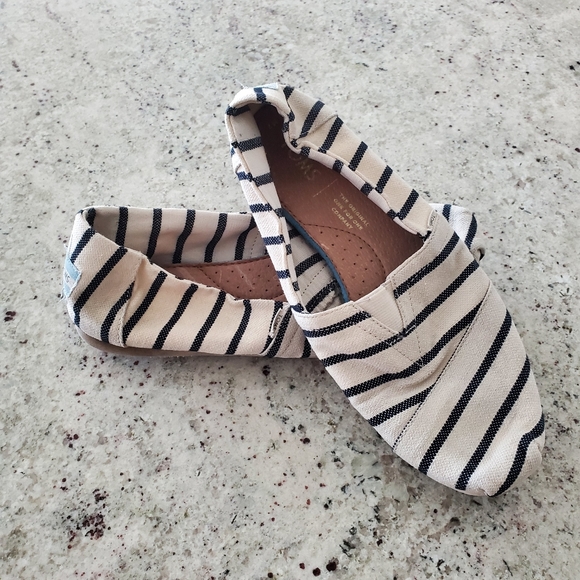 TOMS SIZE 7 men 9 womens - Picture 2 of 3